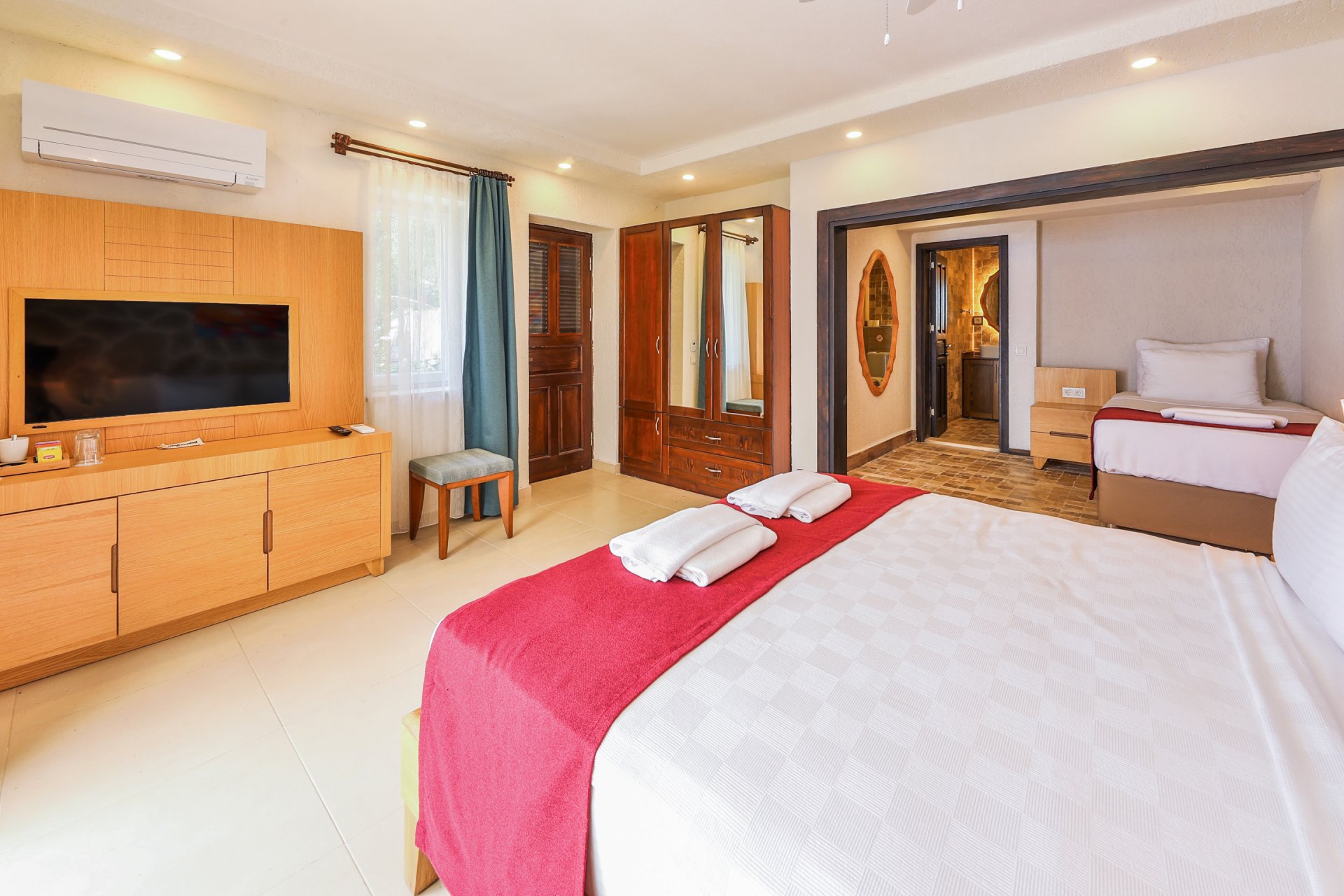 Ekonomik Deniz Manzaralı 3 Kişilik Oda 